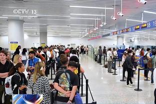 Hãy hét lên với tôi! Rất nhiều người hâm mộ Trung Quốc ở sân bay hô to tên C La!
